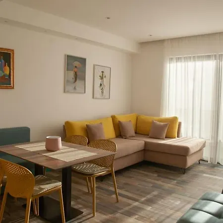 Luxury Golden 2 Apartment