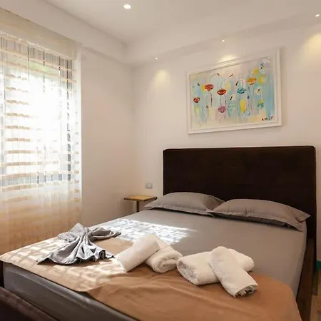 Luxury Golden 2 Apartment